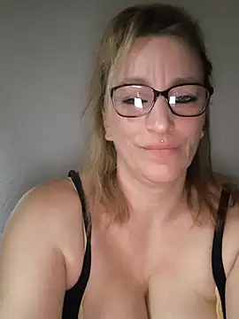Snapshot of Fifi83Bell chatting on 03/28/26, 02:49 Fifi83Bell online show from 03/28/26, 02:49