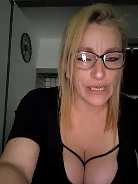 Snapshot of Fifi83Bell chatting on 04/13/26, 02:44 Fifi83Bell online show from 04/13/26, 02:44