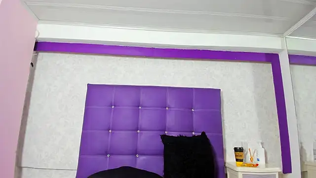 LeaMoreau22 online show from 10/21/25, 11:00