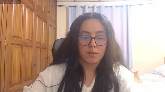 Snapshot of Venus_cat_ chatting on 12/20/25, 05:03 Venus cat online show from 12/20/25, 05:03