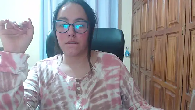 Snapshot of Venus_cat_ chatting on 01/19/26, 02:48 Venus cat online show from 01/19/26, 02:48