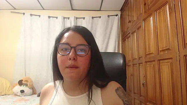 Snapshot of Venus_cat_ chatting on 05/17/26, 02:20 Venus cat online show from 05/17/26, 02:20
