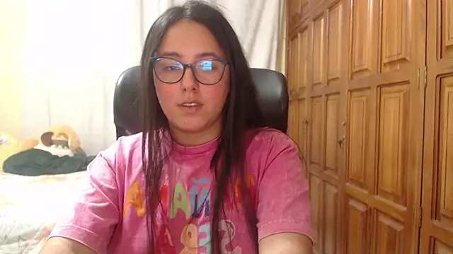 Snapshot of Venus_cat_ chatting on 05/18/26, 04:07 Venus cat online show from 05/18/26, 04:07