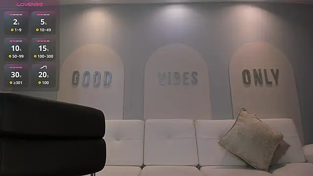 EmilyJohnsonX1 online show from 11/12/25, 03:40