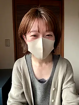 Snapshot of momo_yuipu chatting on 10/15/25, 01:06 momo yuipu online show from 10/15/25, 01:06