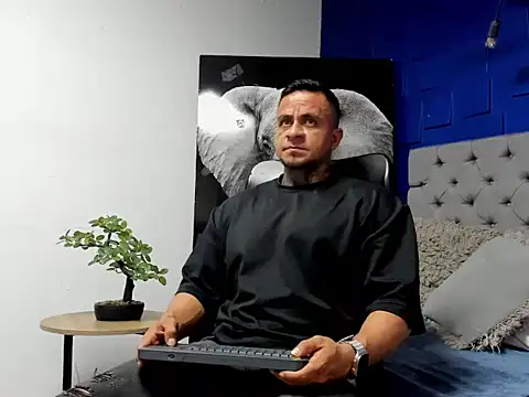 Snapshot of ZEUS-KING chatting on 10/03/25, 12:40 ZEUS-KING online show from 10/03/25, 12:40