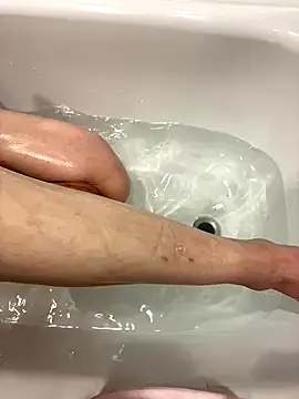 Snapshot of pleasedontpressaredburton chatting on 11/19/25, 10:59 pleasedontpressaredburton online show from 11/19/25, 10:59