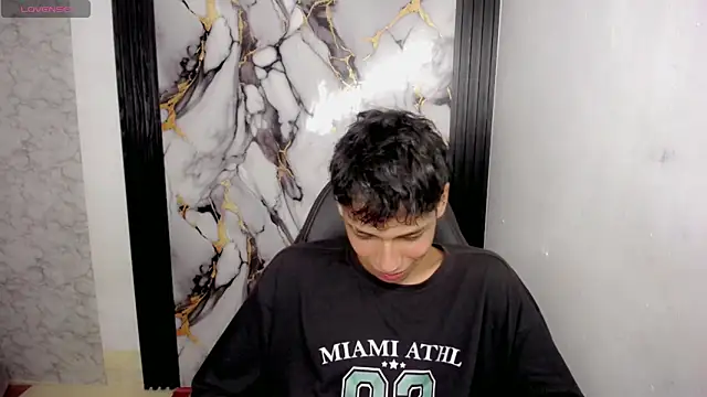 Snapshot of Im_david02 chatting on 12/19/25, 01:18 Im david02 online show from 12/19/25, 01:18