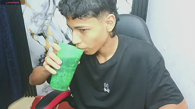 Snapshot of Im_david02 chatting on 01/06/26, 02:21 Im david02 online show from 01/06/26, 02:21