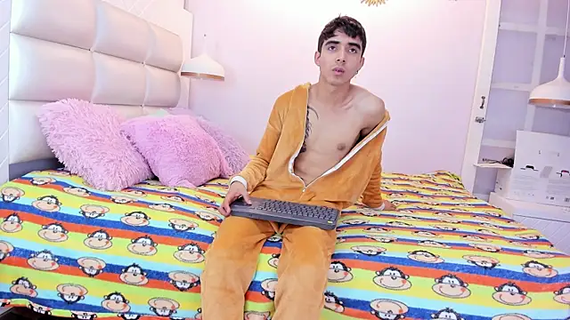 Snapshot of Hottie_Guy chatting on 10/15/25, 05:57 Hottie Guy online show from 10/15/25, 05:57