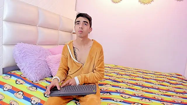 Snapshot of Hottie_Guy chatting on 10/16/25, 05:47 Hottie Guy online show from 10/16/25, 05:47