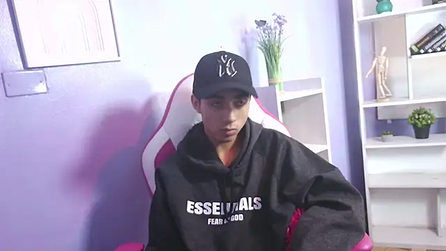 Snapshot of Hottie_Guy chatting on 10/22/25, 06:29 Hottie Guy online show from 10/22/25, 06:29