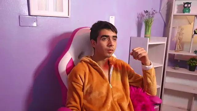 Snapshot of Hottie_Guy chatting on 10/24/25, 06:15 Hottie Guy online show from 10/24/25, 06:15