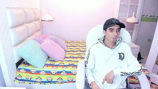 Snapshot of Hottie_Guy chatting on 10/25/25, 12:13 Hottie Guy online show from 10/25/25, 12:13