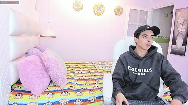 Snapshot of Hottie_Guy chatting on 10/28/25, 05:48 Hottie Guy online show from 10/28/25, 05:48