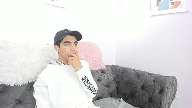 Snapshot of Hottie_Guy chatting on 10/29/25, 05:47 Hottie Guy online show from 10/29/25, 05:47