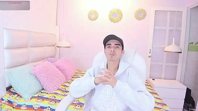 Snapshot of Hottie_Guy chatting on 10/30/25, 12:28 Hottie Guy online show from 10/30/25, 12:28