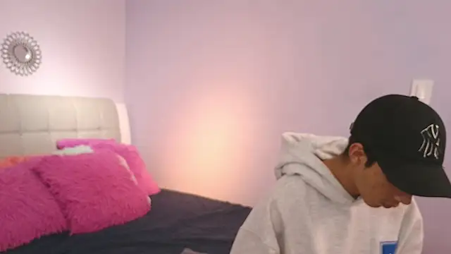 Snapshot of Hottie_Guy chatting on 11/04/25, 05:45 Hottie Guy online show from 11/04/25, 05:45