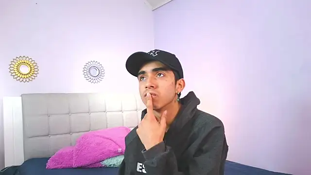 Snapshot of Hottie_Guy chatting on 11/05/25, 05:35 Hottie Guy online show from 11/05/25, 05:35