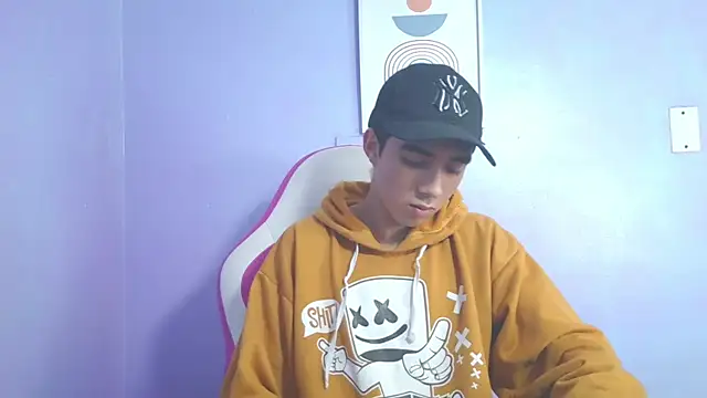 Snapshot of Hottie_Guy chatting on 11/11/25, 05:46 Hottie Guy online show from 11/11/25, 05:46