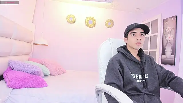 Snapshot of Hottie_Guy chatting on 11/12/25, 12:16 Hottie Guy online show from 11/12/25, 12:16