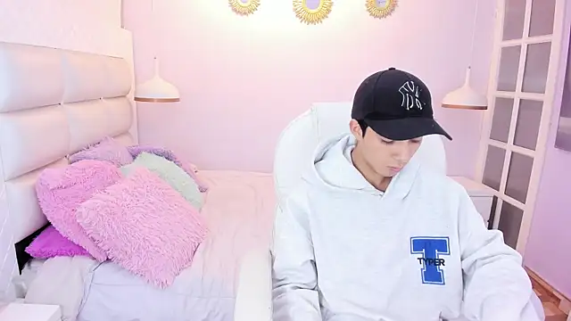 Snapshot of Hottie_Guy chatting on 11/13/25, 05:56 Hottie Guy online show from 11/13/25, 05:56