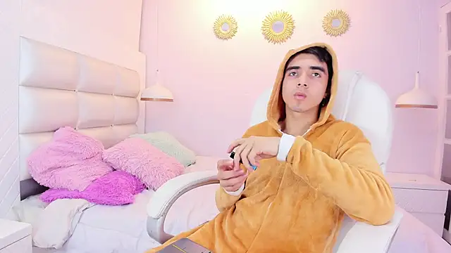 Snapshot of Hottie_Guy chatting on 11/14/25, 05:55 Hottie Guy online show from 11/14/25, 05:55