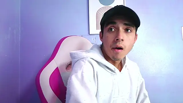 Snapshot of Hottie_Guy chatting on 11/17/25, 05:52 Hottie Guy online show from 11/17/25, 05:52