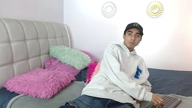 Snapshot of Hottie_Guy chatting on 11/18/25, 06:34 Hottie Guy online show from 11/18/25, 06:34