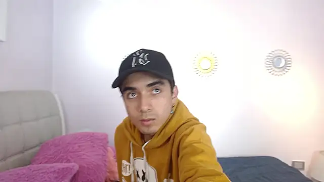 Snapshot of Hottie_Guy chatting on 11/25/25, 05:46 Hottie Guy online show from 11/25/25, 05:46