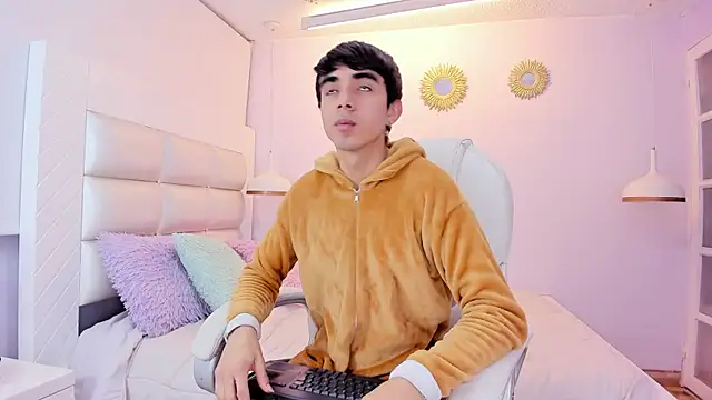 Snapshot of Hottie_Guy chatting on 12/15/25, 12:09 Hottie Guy online show from 12/15/25, 12:09