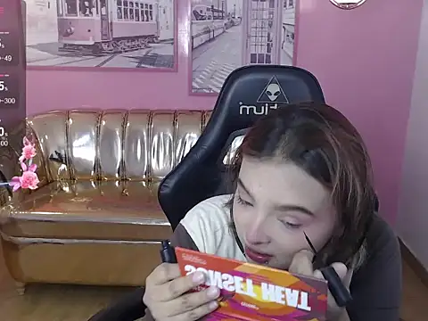 mia foster t online show from 11/07/25, 12:38