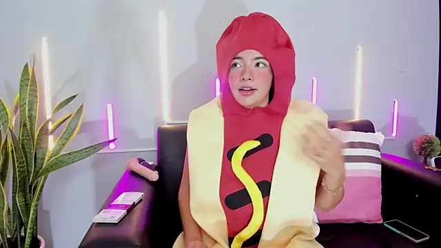 Jules Angel online show from 10/31/25, 01:45