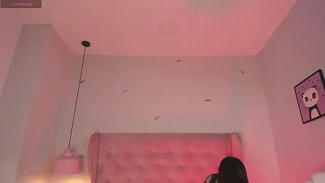 Snapshot of Vanelope_evanss chatting on 02/18/26, 01:18 Vanelope evanss online show from 02/18/26, 01:18