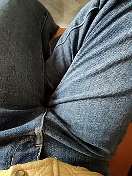 Snapshot of Lili_2love chatting on 12/15/25, 02:05 Lili 2love online show from 12/15/25, 02:05