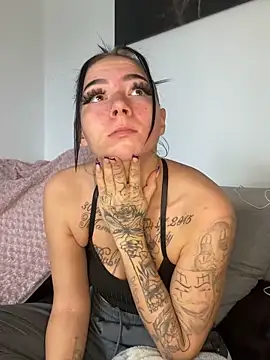 Snapshot of YoungZoexx chatting on 10/14/25, 10:05 YoungZoexx online show from 10/14/25, 10:05