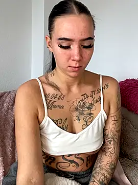 Snapshot of YoungZoexx chatting on 10/15/25, 09:20 YoungZoexx online show from 10/15/25, 09:20