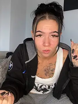 Snapshot of YoungZoexx chatting on 10/28/25, 08:51 YoungZoexx online show from 10/28/25, 08:51