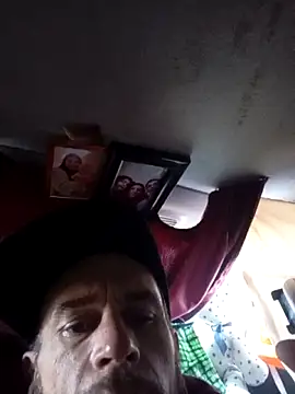 Snapshot of LetMeLiqU chatting on 10/24/25, 10:50 LetMeLiqU online show from 10/24/25, 10:50