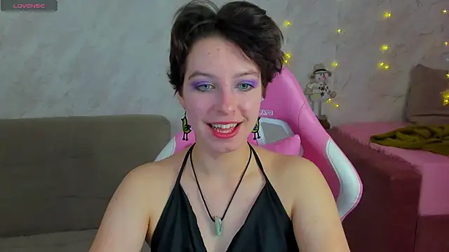 Snapshot of Sara_Frayer chatting on 12/22/25, 01:13 Sara Frayer online show from 12/22/25, 01:13