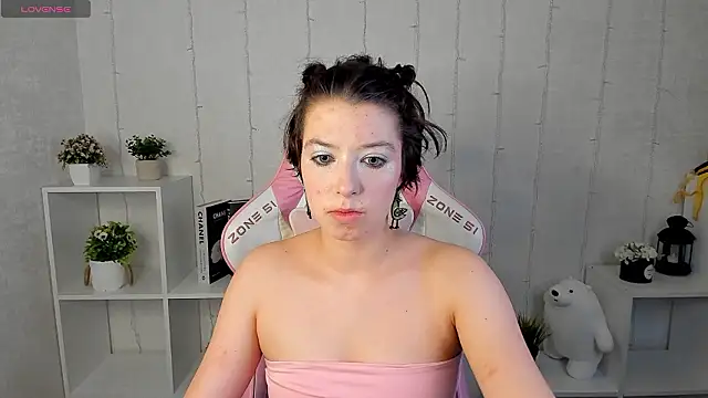 Snapshot of Sara_Frayer chatting on 02/14/26, 01:02 Sara Frayer online show from 02/14/26, 01:02