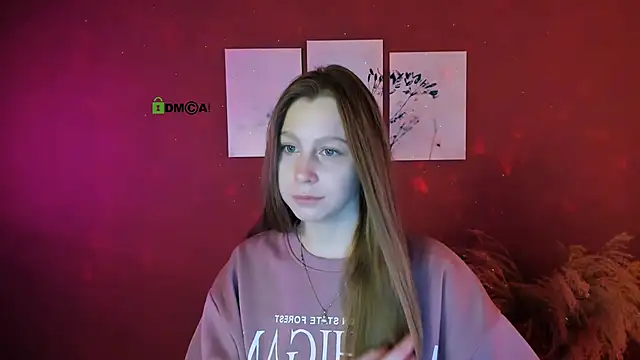 Snapshot of esme_moore_ chatting on 10/14/25, 08:37 esme moore  online show from 10/14/25, 08:37
