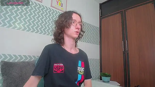 Snapshot of White_King4 chatting on 10/07/25, 01:08 White King4 online show from 10/07/25, 01:08