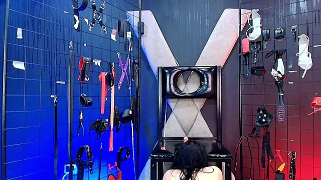 Snapshot of MrKiara_Queen_BDSM_ chatting on 10/15/25, 01:00 MrKiara Queen BDSM online show from 10/15/25, 01:00