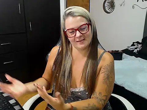 Snapshot of perlagoloza05 chatting on 10/15/25, 03:28 perlagoloza05 online show from 10/15/25, 03:28