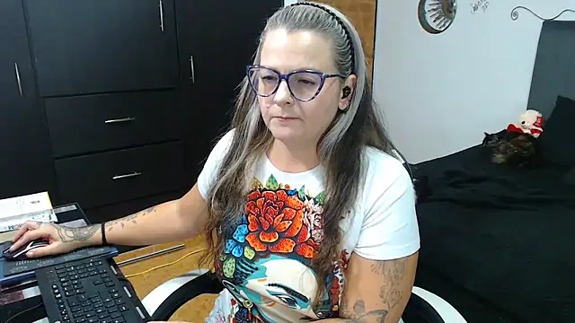 Snapshot of perlagoloza05 chatting on 10/28/25, 03:43 perlagoloza05 online show from 10/28/25, 03:43