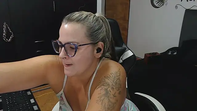 Snapshot of perlagoloza05 chatting on 11/11/25, 02:55 perlagoloza05 online show from 11/11/25, 02:55