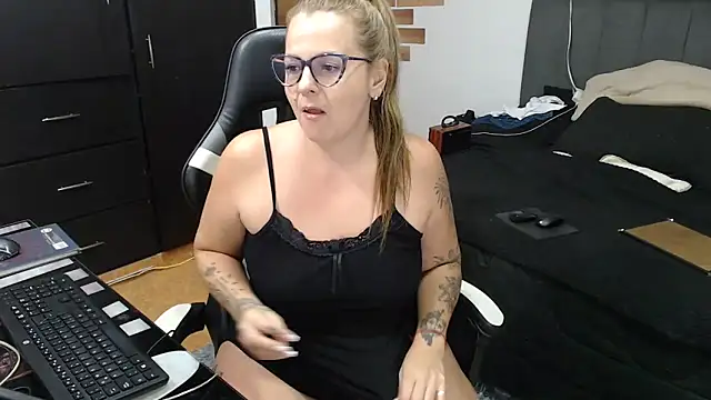 Snapshot of perlagoloza05 chatting on 02/18/26, 02:51 perlagoloza05 online show from 02/18/26, 02:51