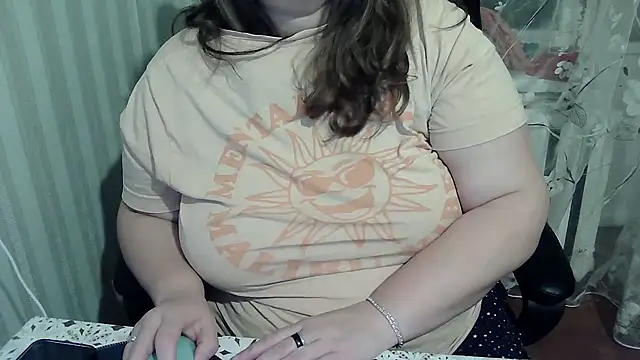Snapshot of HarmonyKarera chatting on 10/06/25, 12:19 HarmonyKarera online show from 10/06/25, 12:19
