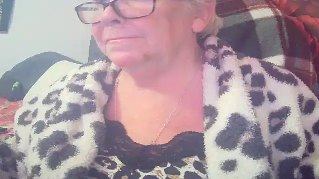 Playful MILF Demi online show from 04/28/26, 07:30